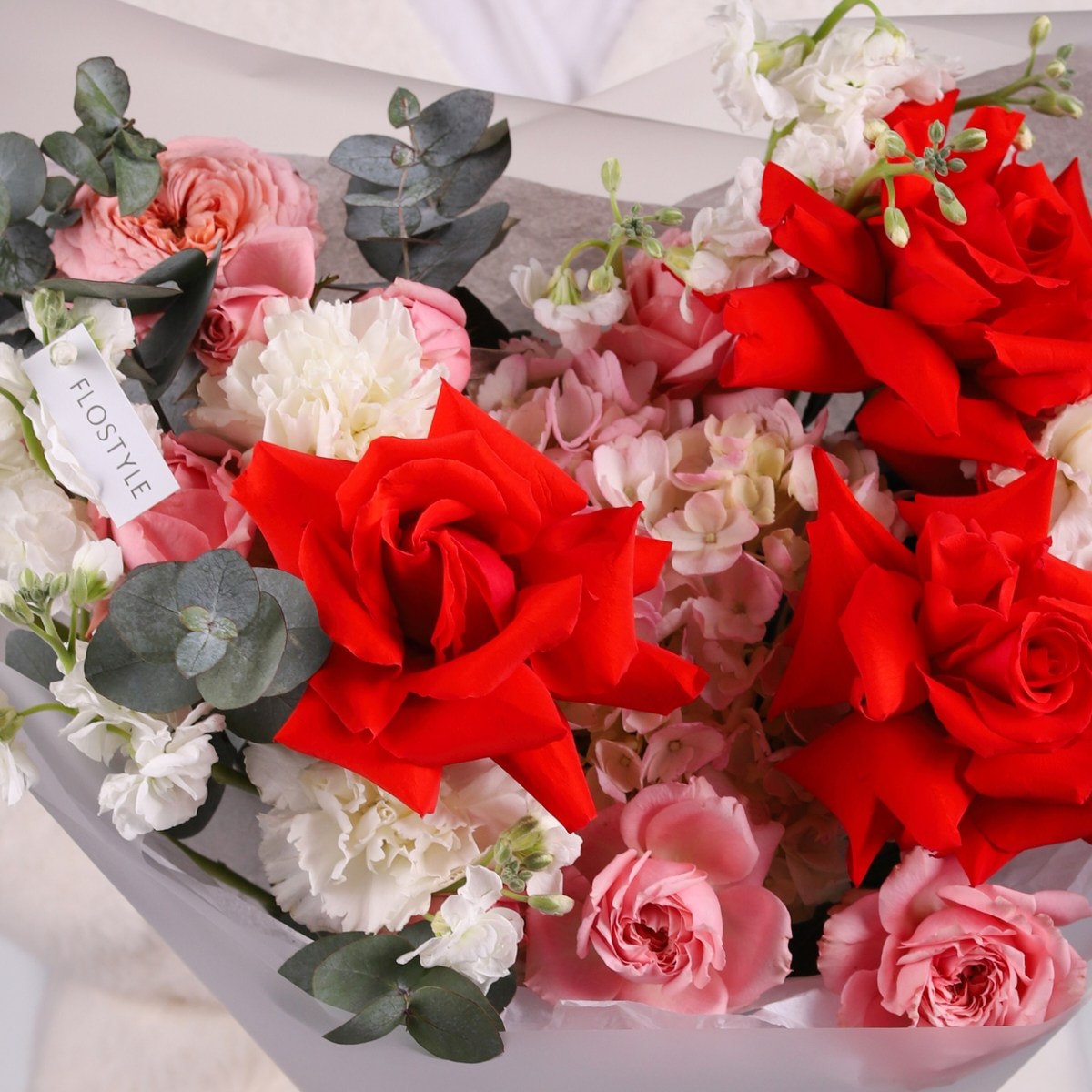 avtorskij buket s gortenziej i yarkoj rozoj 7